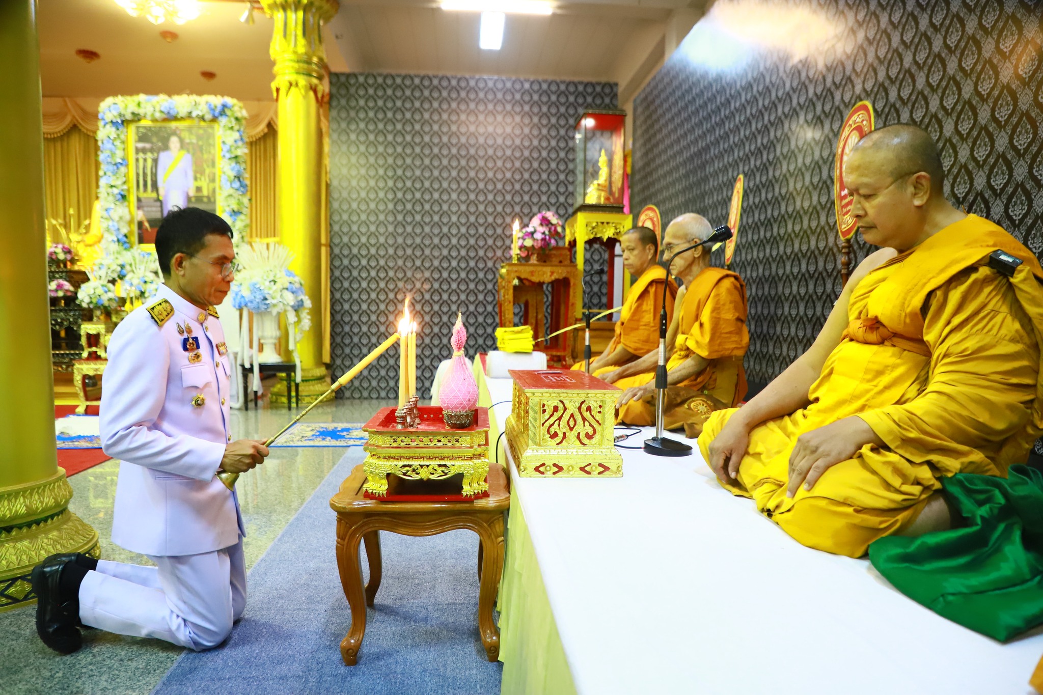 จังหวัดตรัง ประกอบพิธีบำเพ็ญกุศลสวดพระอภิธรรม อุทิศถวายพระราชกุศล แด่สมเด็จพระนางเจ้าสิริกิติ์ พระบรมราชินีนาถ พระบรมราชชนนีพันปีหลวง ณ ศาลาธรรมสภา วัดกะพังสุรินทร์ พระอารามหลวง เป็นวันที่ 28