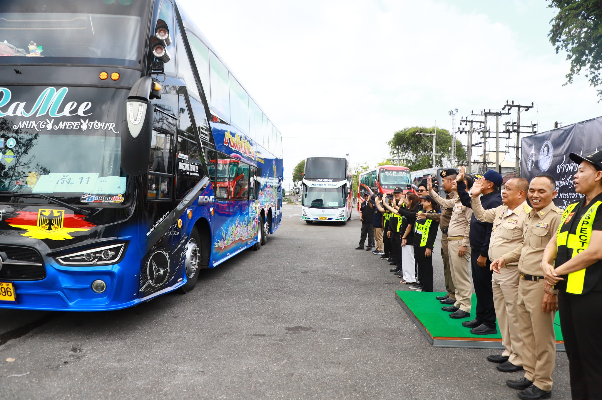 ประชาชนชาวตรัง ออกเดินทางเข้าเฝ้าฯ กราบถวายบังคมพระบรมศพ สมเด็จพระนางเจ้าสิริกิติ์ พระบรมราชินีนาถ พระบรมราชชนนีพันปีหลวง ณ พระที่นั่งดุสิตมหาปราสาท เป็นรอบที่ 3