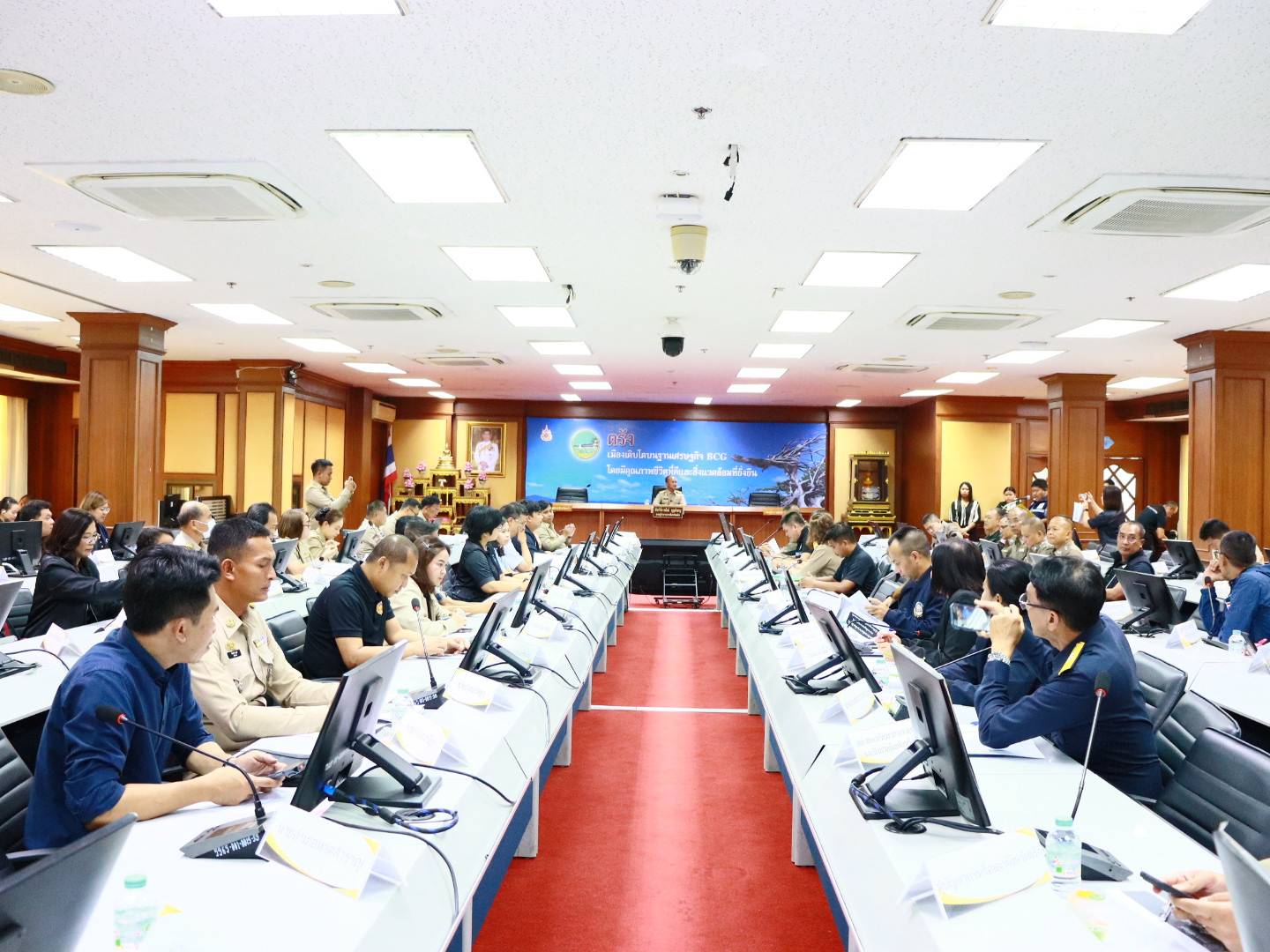 จังหวัดตรังยกระดับมาตรการความปลอดภัย! ประชุม ศอ.ปส.จ.ตง. และรักษาความสงบเรียบร้อยฯ มุ่งกวาดล้างยาเสพติด-สร้างชุมชนอุ่นใจ