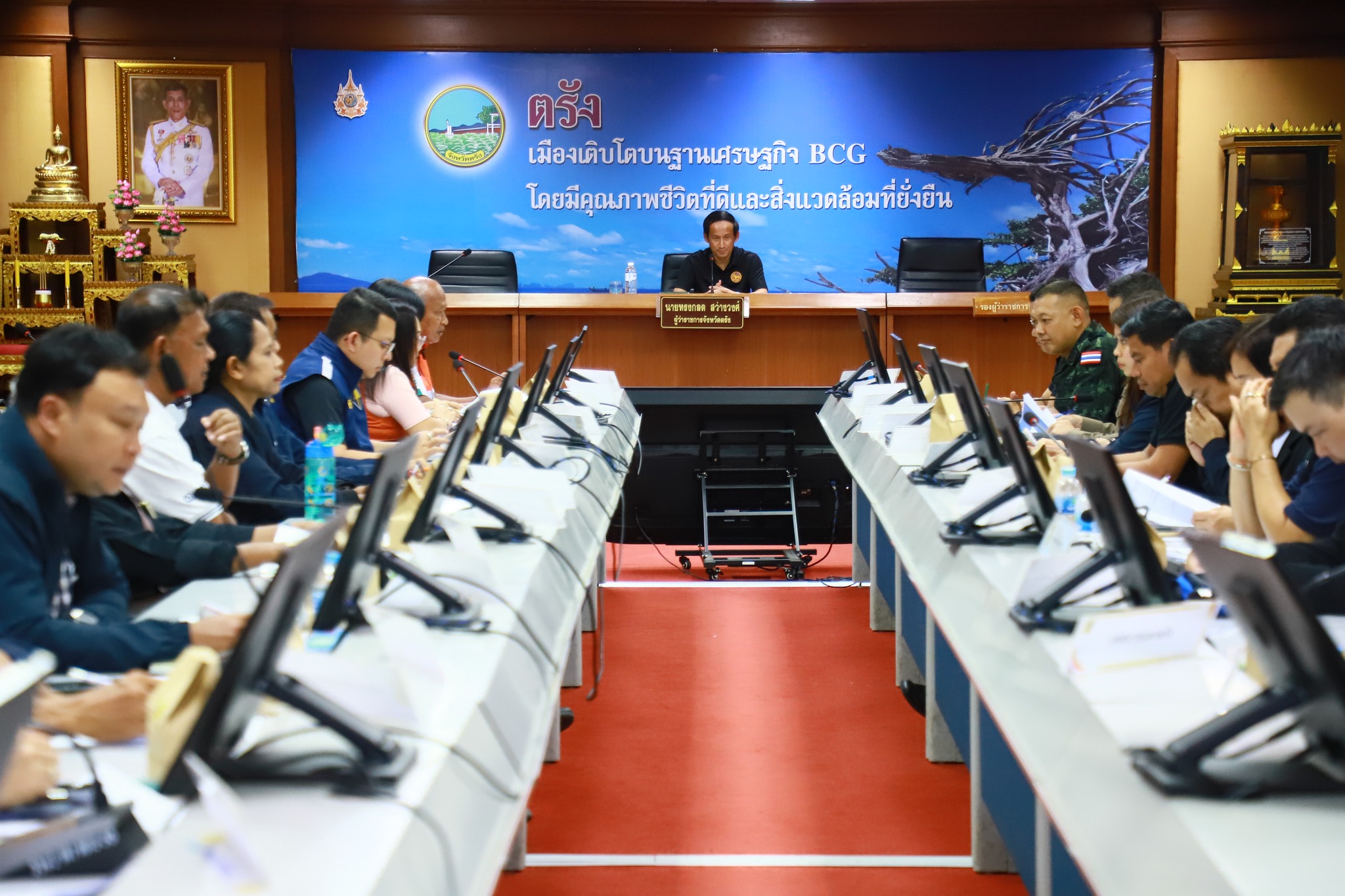 จังหวัดตรัง ประชุมเข้มเตรียมความพร้อมป้องกันและลดอุบัติเหตุทางถนน-ทางน้ำ ช่วงเทศกาลสงกรานต์ 2569 เน้นย้ำมาตรการเชิงรุกเพื่อความปลอดภัยของประชาชน