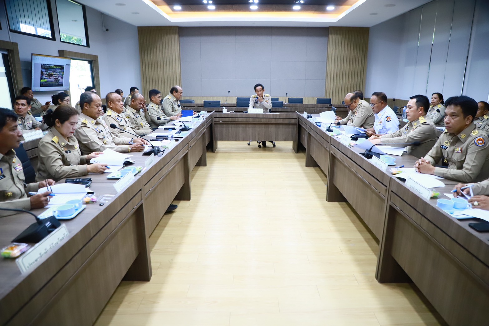 ผู้ว่าฯ ตรัง นั่งประธานประชุมหัวหน้าส่วนราชการสังกัดมหาดไทยและนายอำเภอ ติดตามงานนโยบายสำคัญ ประจำเดือนเมษายน 2569