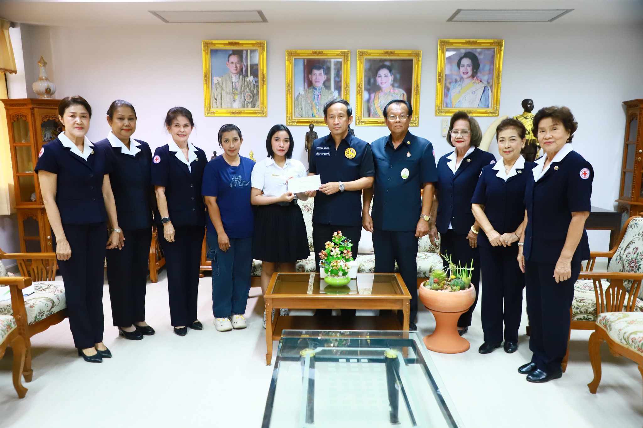 กาชาดตรัง มอบทุนการศึกษามูลนิธิสงเคราะห์เด็กของสภากาขาดไทย ให้แก่ นางสาวสุวรรณดี รุ่งรักษ์ ครอบครัวที่ประสบภัยจากคลื่นสึนามิ