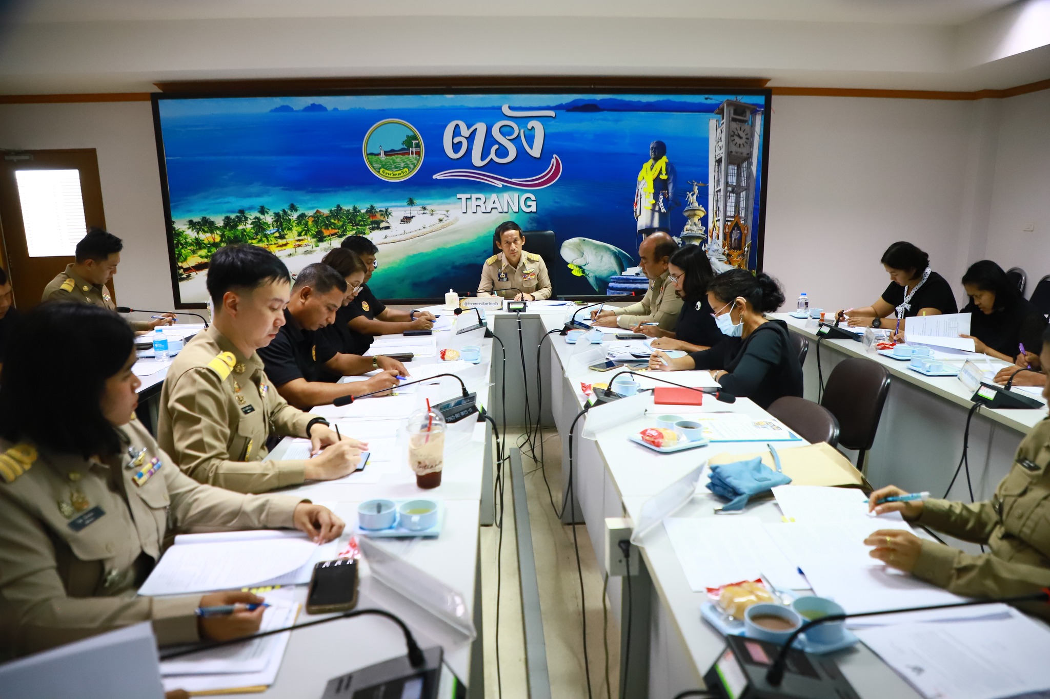 ผู้ว่าฯ ตรัง ขับเคลื่อนโครงการ &ldquo;ไทยช่วยไทย ลดภาระค่าครองชีพ&rdquo; ผ่านเครือข่ายรถพุ่มพวง ยกระดับเศรษฐกิจฐานราก