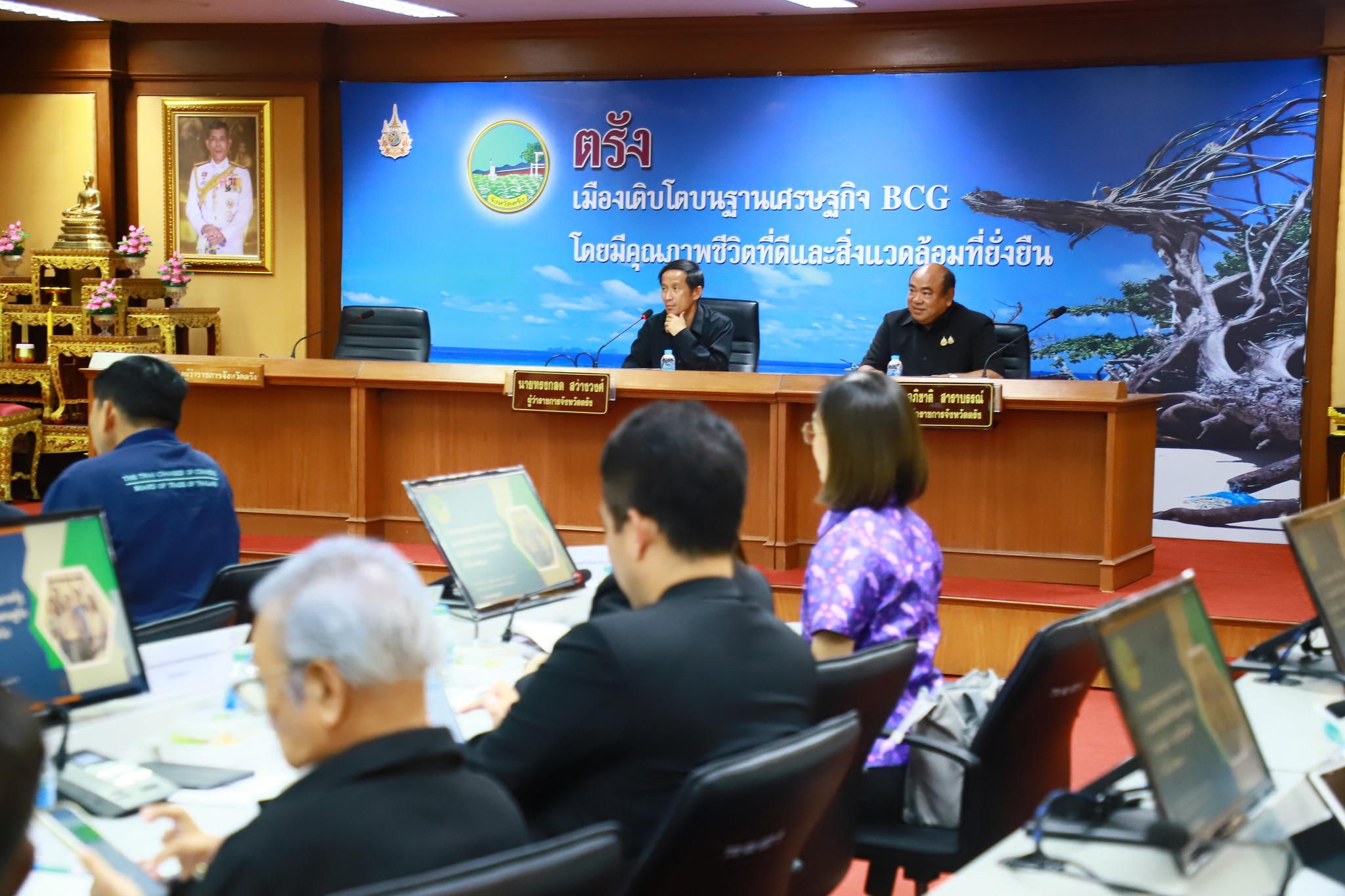 ผู้ว่าฯ ตรัง นั่งประธานประชุม กรอ. จังหวัด เร่งขับเคลื่อนเศรษฐกิจและพัฒนาสิ่งอำนวยความสะดวกการท่องเที่ยว