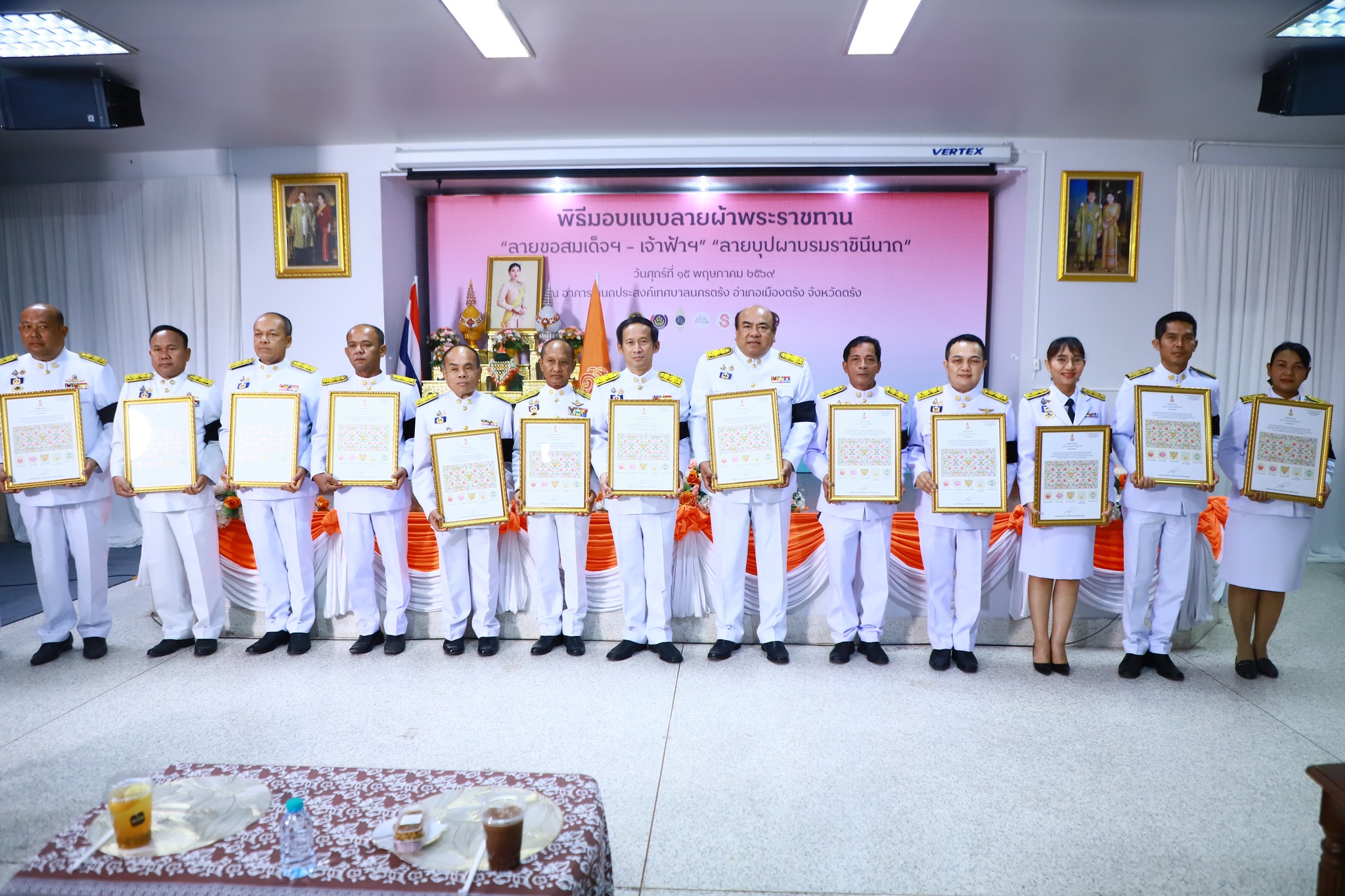 จังหวัดตรัง จัดพิธีมอบแบบลายผ้าพระราชทาน &ldquo;ผ้าไทยใส่ให้สนุก&rdquo; มุ่งยกระดับภูมิปัญญาและสร้างรายได้สู่ชุมชนอย่างยั่งยืน