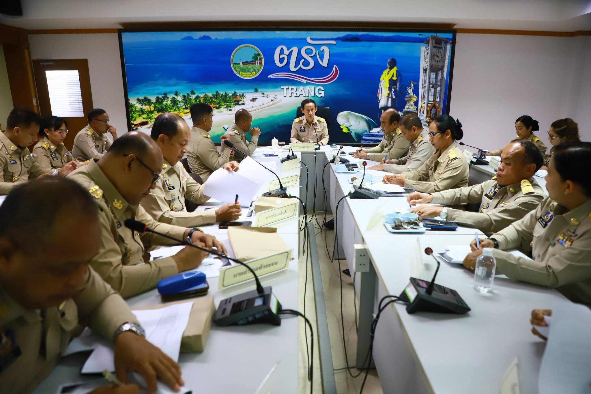 จังหวัดตรังประชุมหัวหน้าส่วนราชการสังกัดมหาดไทยและนายอำเภอ ติดตามงานนโยบายสำคัญ ประจำเดือนมิถุนายน 2569