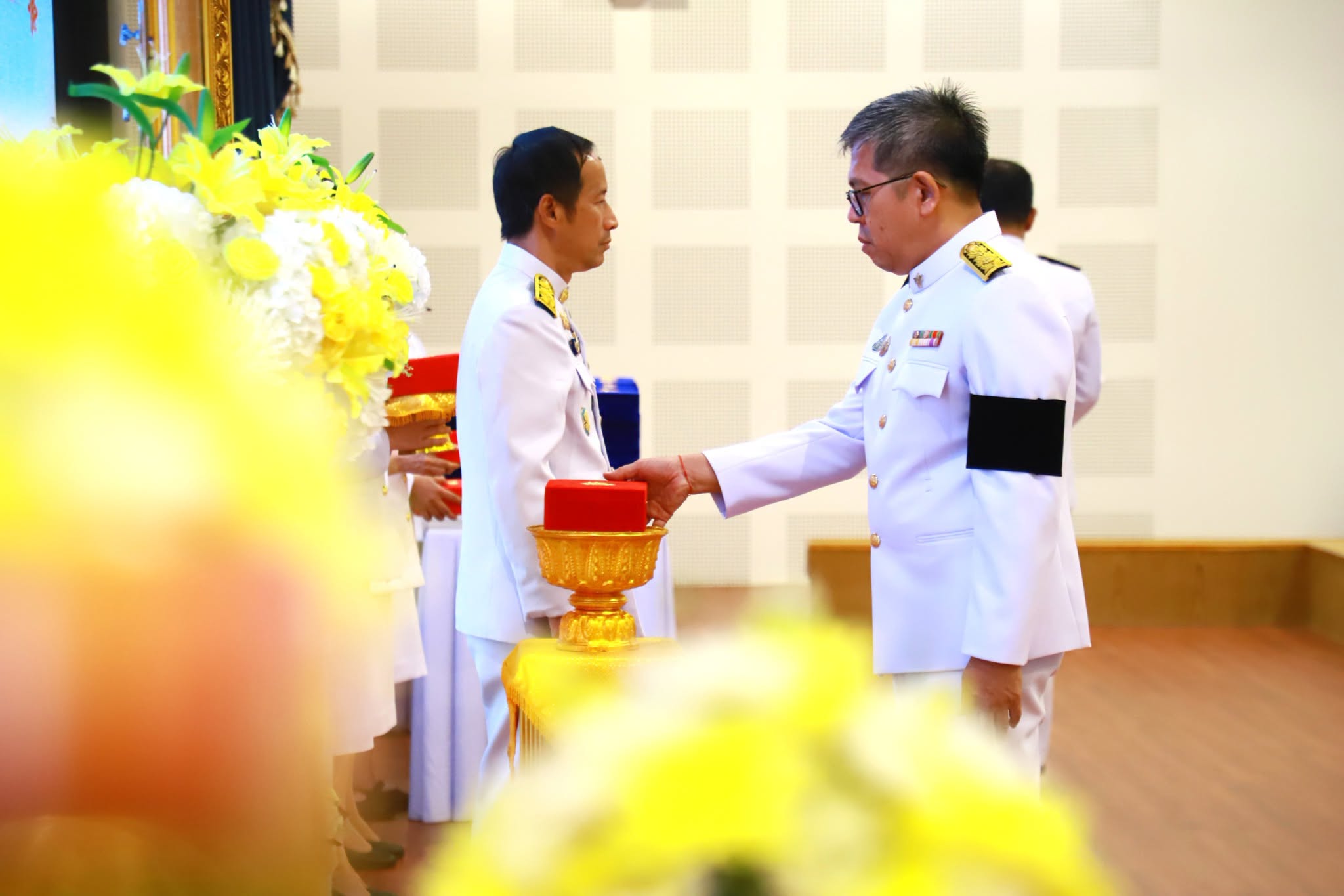 สสจ.ตรัง จัดพิธีรับพระราชทานเครื่องราชอิสริยาภรณ์และเหรียญจักรพรรดิมาลา ประจำปี 2568 แก่ข้าราชการในสังกัดสำนักงานสาธารณสุขจังหวัดตรังและโรงพยาบาลตรัง