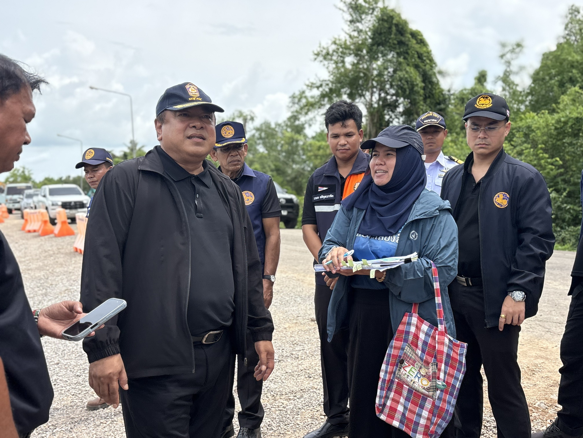 รองผู้ว่าฯ ตรัง ลงพื้นที่ตรวจสิ่งปลูกสร้างรุกล้ำลำน้ำในพื้นที่อำเภอเมืองและอำเภอหาดสำราญ พร้อมเป็นประธานประชุมคณะกรรมการฯ ติดตามการแก้ไขปัญหาและบริหารจัดการทรัพยากรทางน้ำอย่างยั่งยืน