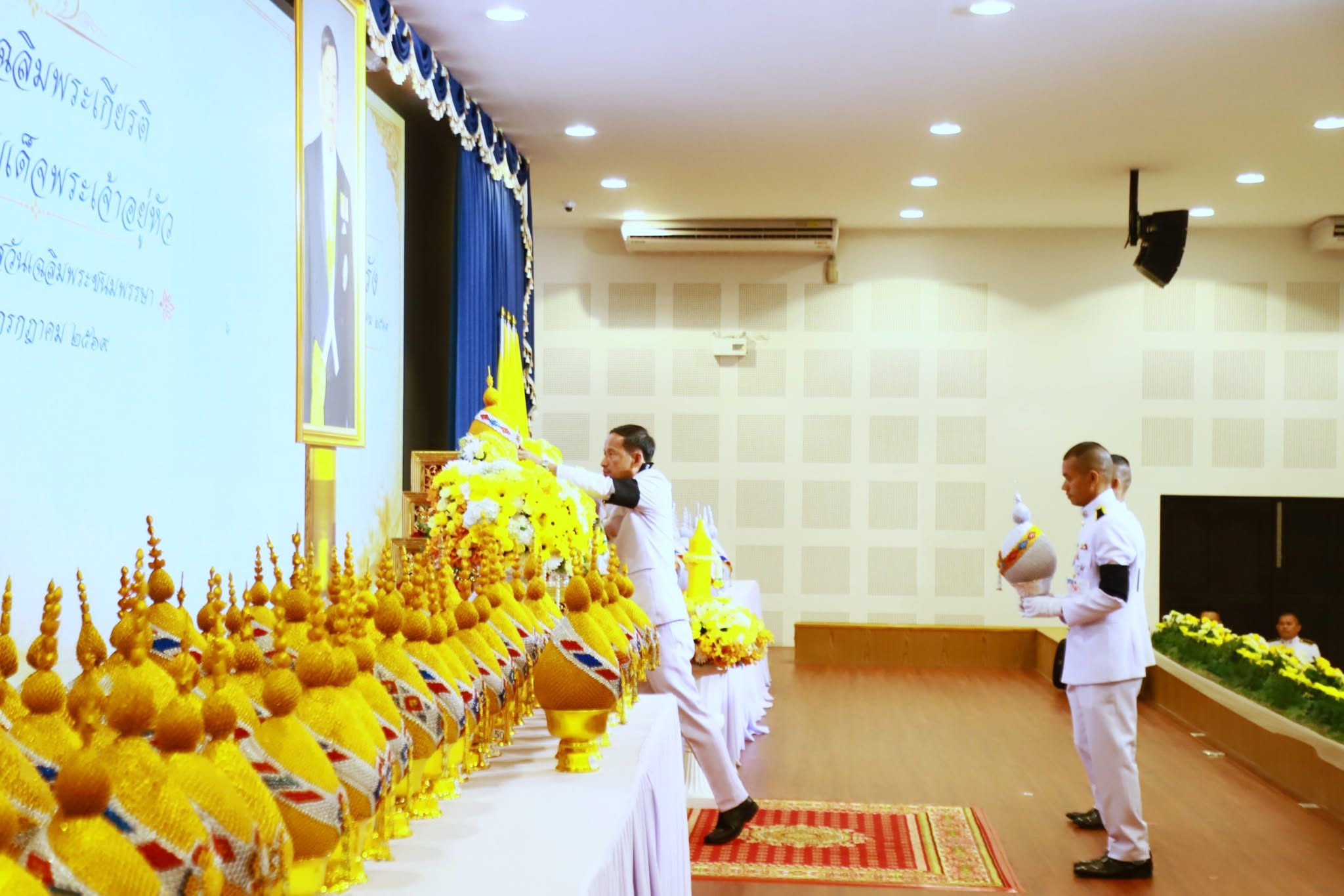 ผู้ว่าฯ ตรัง นำพสกนิกรทุกหมู่เหล่า ประกอบพิธีถวายเครื่องราชสักการะ วางพานพุ่ม และจุดเทียนถวายพระพรชัยมงคล พระบาทสมเด็จพระเจ้าอยู่หัว เนื่องในโอกาสวันเฉลิมพระชนมพรรษา 28 กรกฎาคม 2569