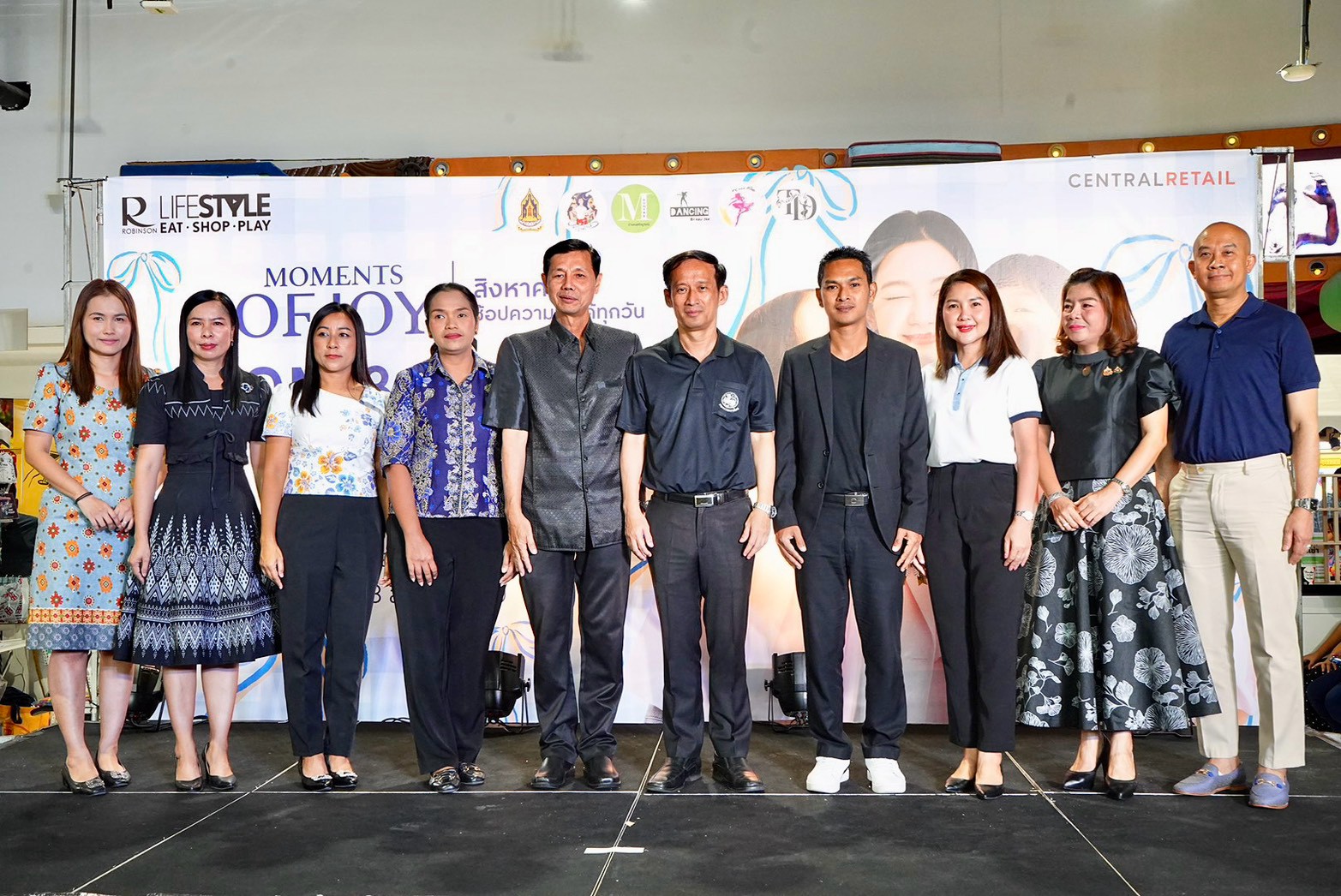 ผู้ว่าฯ ตรัง เปิดโครงการ "ตรังสร้างศิลป์ สานสายใยอุ่นไอรัก" สืบสานมรดกภูมิปัญญาท้องถิ่น มุ่งสร้างความเข้มแข็งเศรษฐกิจฐานราก