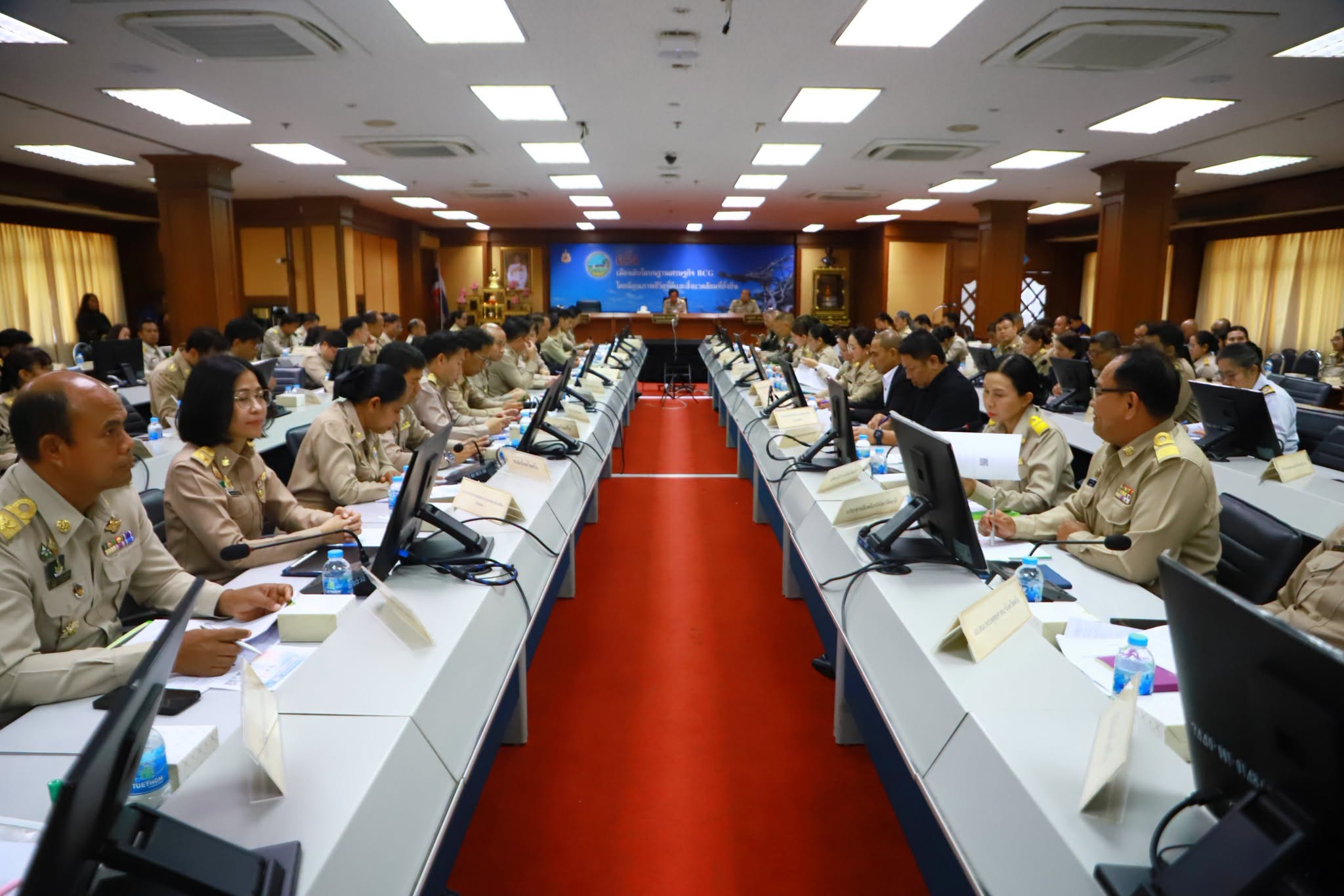 จังหวัดตรัง จัดประชุมคณะกรรมการจังหวัดและหัวหน้าส่วนราชการ ประจำเดือนสิงหาคม 2569 มอบเกียรติบัตรเชิดชูเกียรติ พร้อมติดตามวาระสำคัญขับเคลื่อนการพัฒนาจังหวัดทุกมิติ