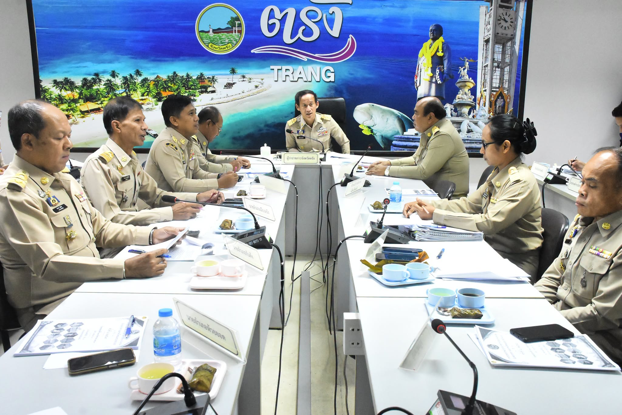 จังหวัดตรัง จัดประชุมหัวหน้าส่วนราชการสังกัดกระทรวงมหาดไทย เผย 3 อำเภอคว้ามาตรฐานศูนย์ราชการสะดวก (GECC) พร้อมกำชับ 7 มาตรการเข้มคุมอาวุธปืน-รักษาความปลอดภัยเชิงรุก