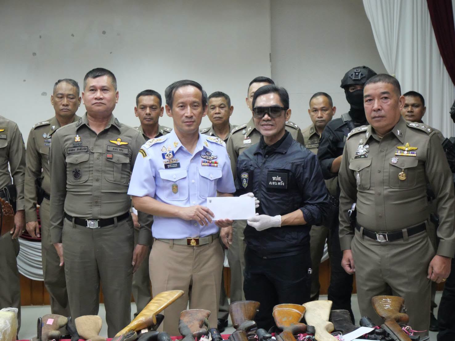 ตรังเอาจริง! ผู้ว่าฯ จับมือ ผบก. ผสานกำลังล้างยาเสพติด-อาวุธปืน ยึดยาบ้า 8 แสนเม็ด