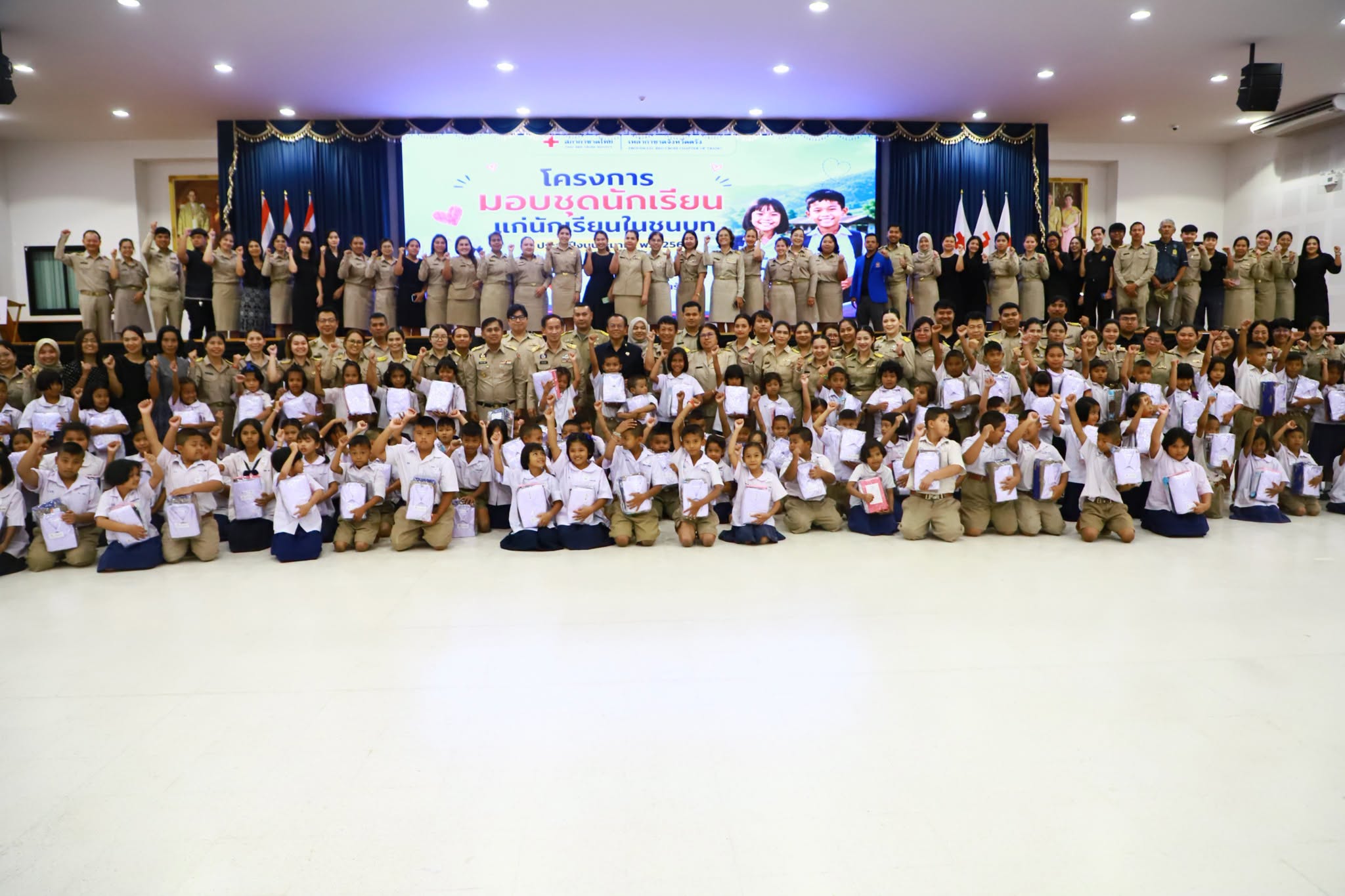 กาชาดตรัง เปิดโครงการมอบชุดนักเรียนแก่เด็กนักเรียนในชนบท ปี 2569 ลดภาระค่าใช้จ่ายผู้ปกครอง-สร้างขวัญกำลังใจเยาวชน