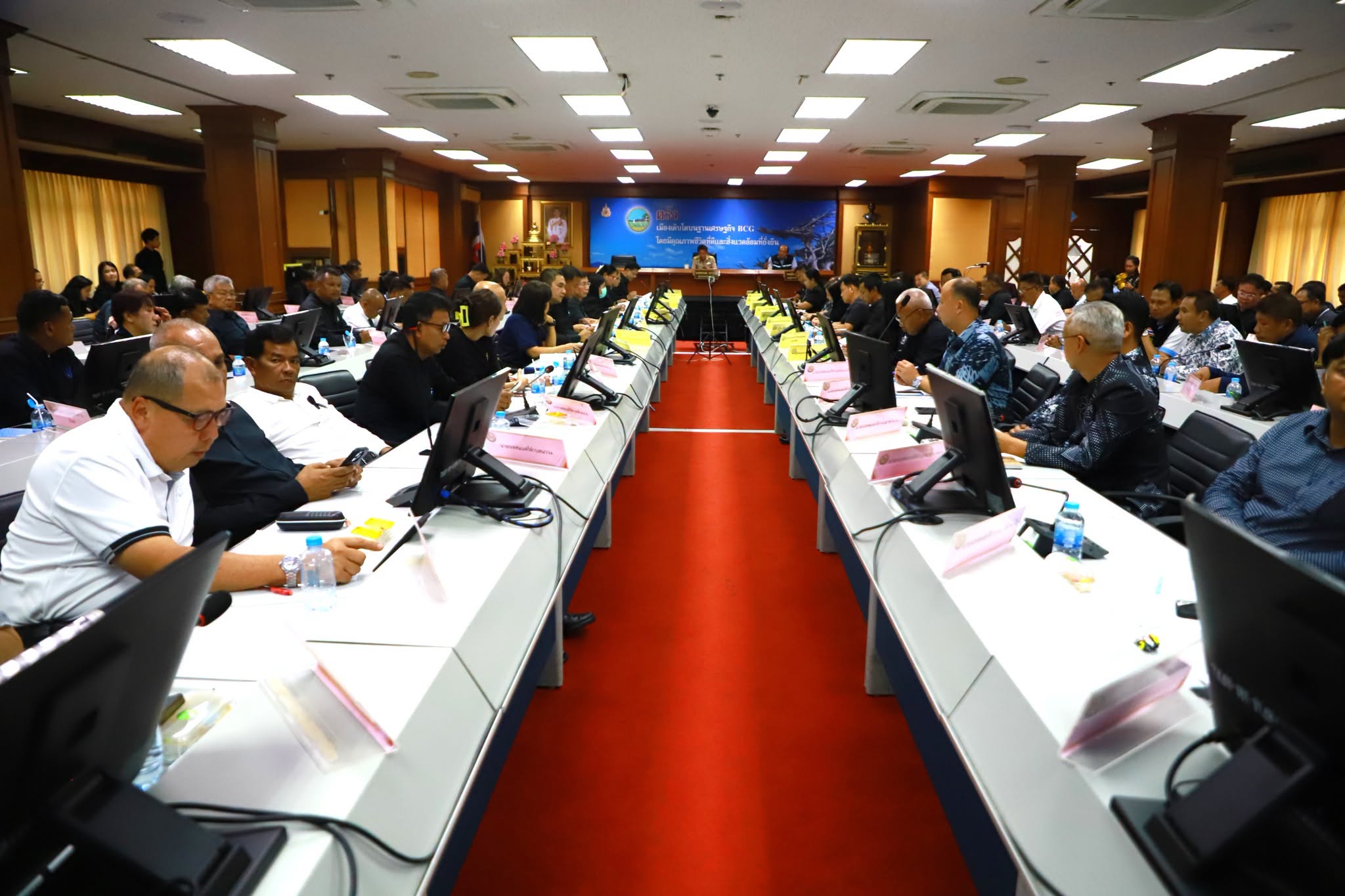 จังหวัดตรังประชุมผู้บริหารท้องถิ่น ครั้งที่ 3/2569 พร้อมมอบประกาศนียบัตรและเกียรติบัตรเชิดชูเกียรติแก่หน่วยงานและบุคคลดีเด่น