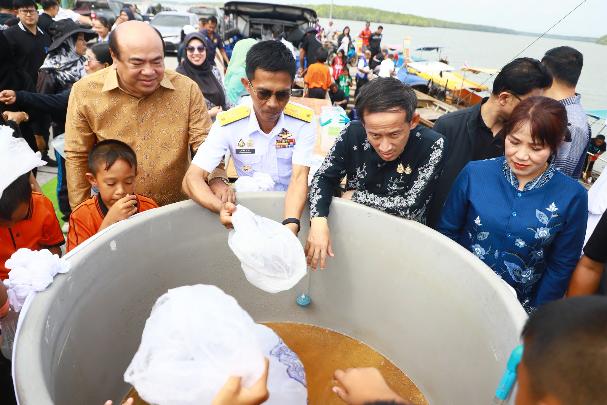 จังหวัดตรัง จัดพิธีปล่อยพันธุ์สัตว์น้ำ เนื่องใน &ldquo;วันประมงแห่งชาติ&rdquo; ประจำปี 2569 มุ่งฟื้นฟูทรัพยากรธรรมชาติและสร้างความมั่นคงทางอาหาร