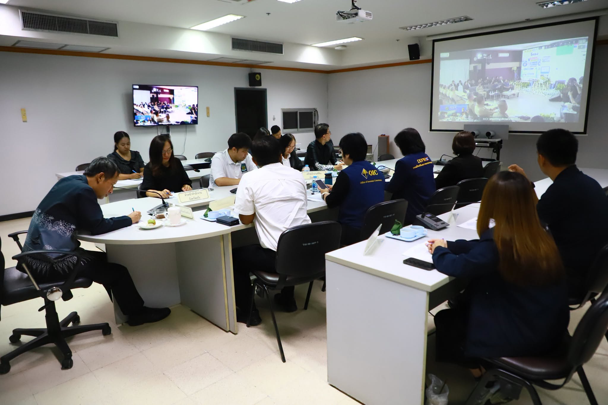 ผู้ว่าฯ ตรัง นำส่วนราชการร่วมรับฟังนโยบายการจัดทำกรมธรรม์ประกันภัยพิบัติสำหรับประชาชนทุกหลังคาเรือน จากนายกรัฐมนตรีและ รมว.มหาดไทย ผ่านระบบ VCS