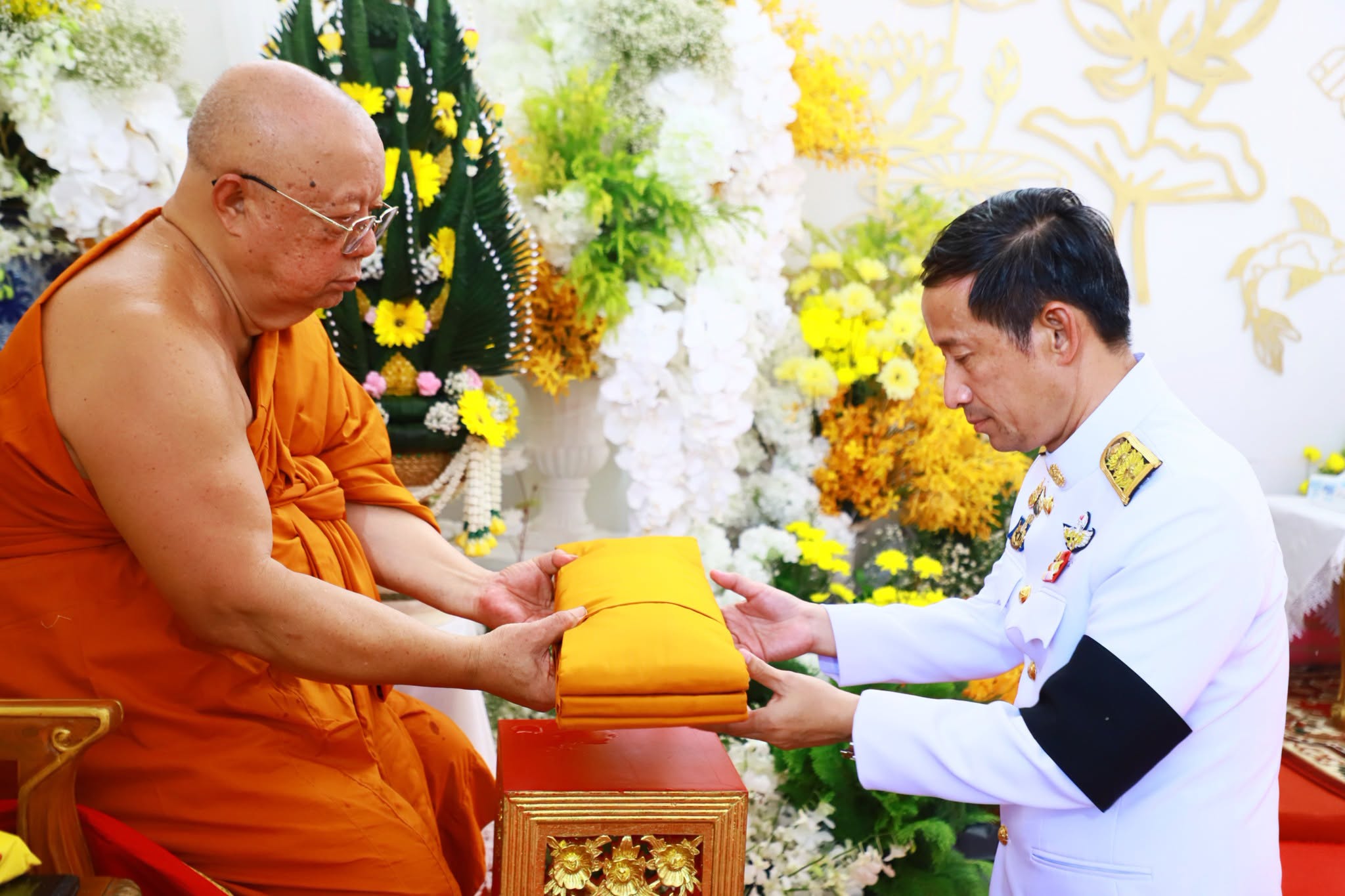 พระบาทสมเด็จพระเจ้าอยู่หัว ทรงพระกรุณาโปรดเกล้าฯ พระราชทานผ้าไตร น้ำสรง และเครื่องสักการะ ถวายแด่ พระประสิทธิโสภณ ในพิธีบำเพ็ญกุศลอายุวัฒนนมงคล 6 รอบ 72 ปี ณ วัดประสิทธิชัย จังหวัดตรัง