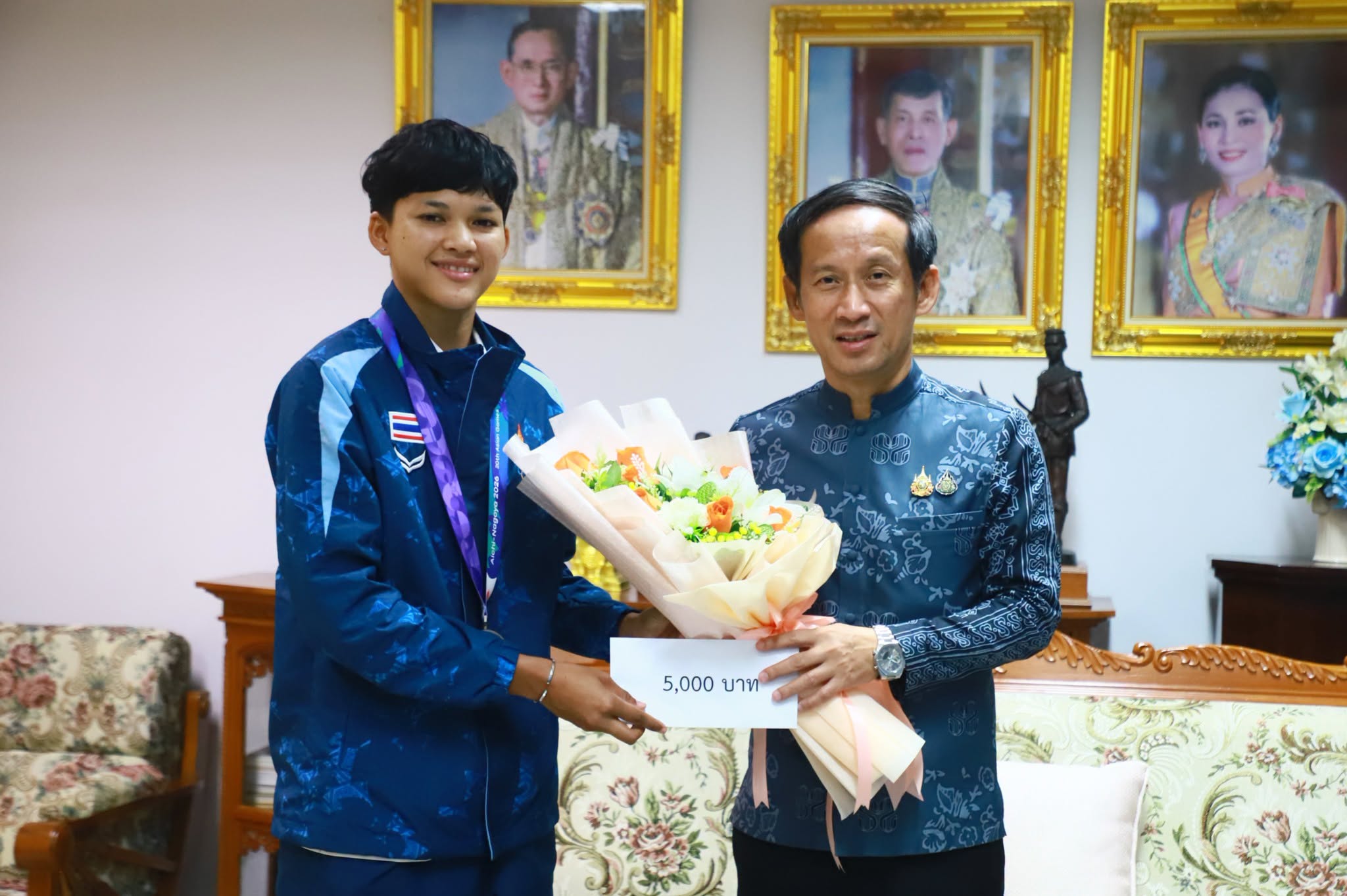 ผู้ว่าฯ ตรัง มอบโอวาทและมอบทุนการศึกษาร่วมกับสมาคมกีฬาแห่งจังหวัดตรัง แก่ &ldquo;สุกานดา เพชรรักษา&rdquo; ลมกรดสาว 4x100 ม. ทีมชาติไทย