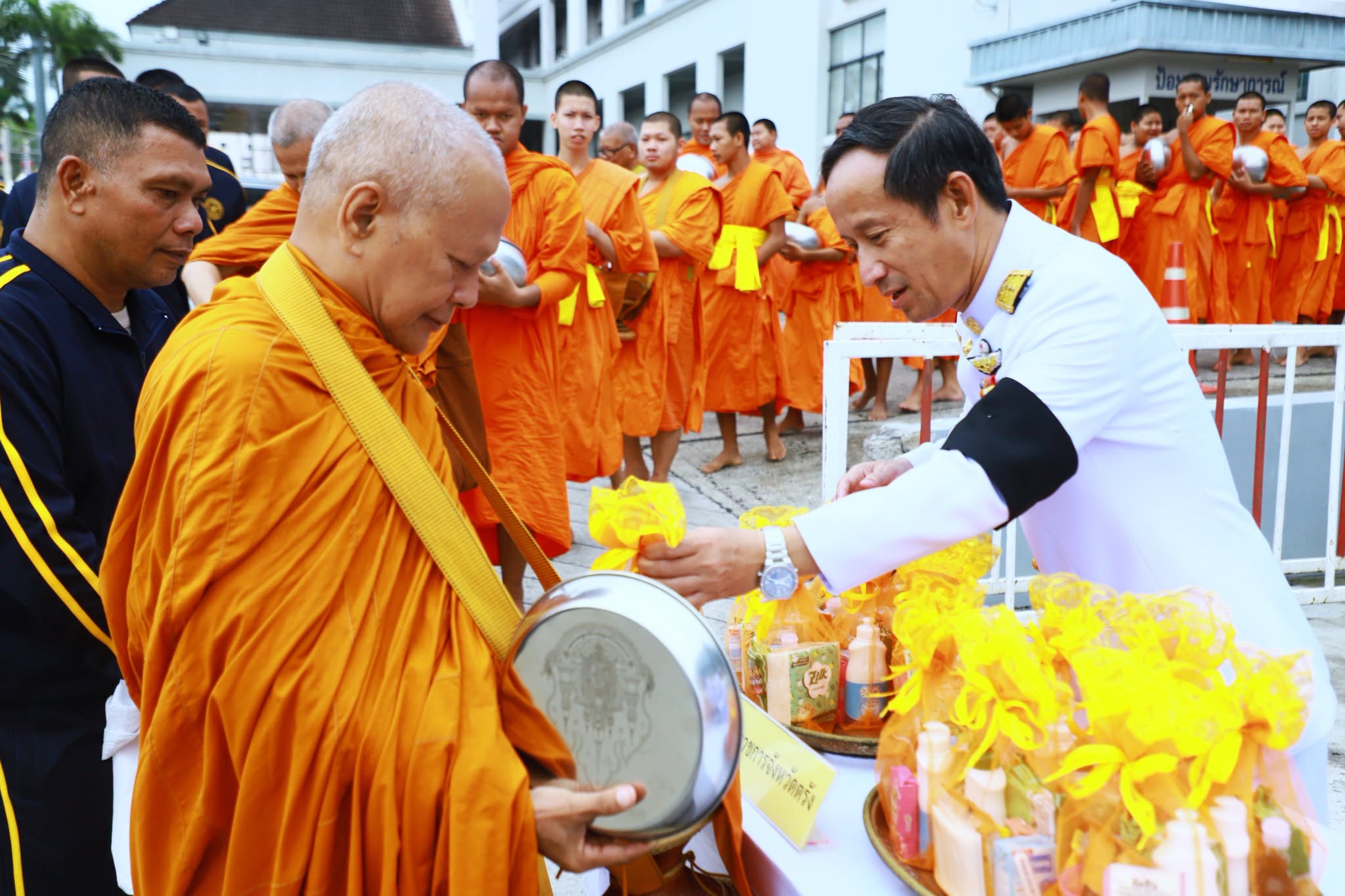 จังหวัดตรัง จัดพิธีสวดพระพุทธมนต์และทำบุญตักบาตร ถวายพระราชกุศล เนื่องใน "วันนวมินทรมหาราช" 13 ตุลาคม 2569