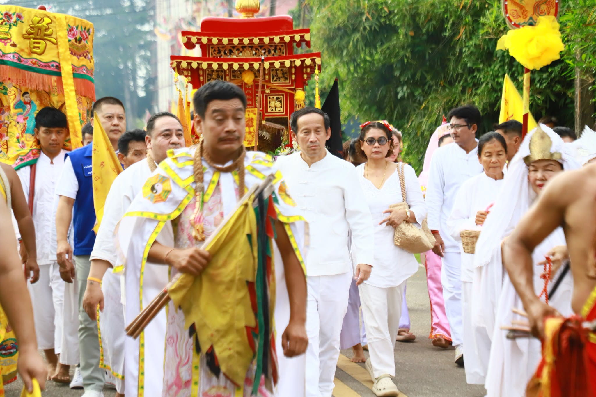 ตรังคึกคัก! ผู้ว่าฯ นำประชาชนจุดประทัดสายแรก-ตั้งโต๊ะรับขบวนองค์ศักดิ์สิทธิ์ ศาลเจ้ากวนอิมเก็ง แห่รอบเมืองรับเทศกาลกินผัก ปี 2569