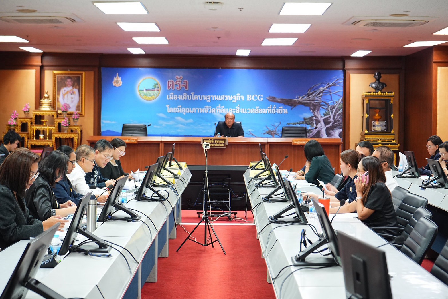 จังหวัดตรัง ประชุมคณะกรรมการกลั่นกรองผลการประเมินผลการปฏิบัติราชการของข้าราชการพลเรือนสามัญ จังหวัดตรัง ครั้งที่ 2/2569
