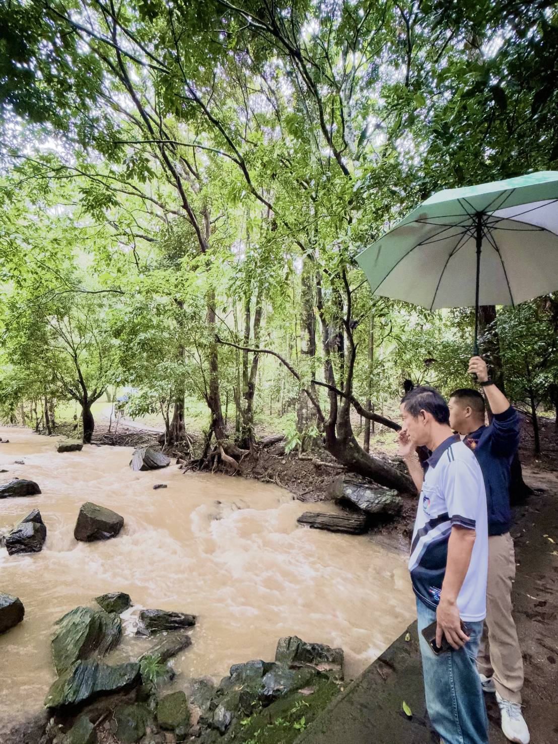 ผู้ว่าฯ ตรัง ลงพื้นที่ อ.ปะเหลียน ติดตามสถานการณ์น้ำอย่างใกล้ชิด บริเวณน้ำตกโตนเต๊ะ-โตนตก-พ่าน กำชับเฝ้าระวังน้ำป่าไหลหลากรับมือฝนตกหนัก 18&ndash;25 ต.ค. 69