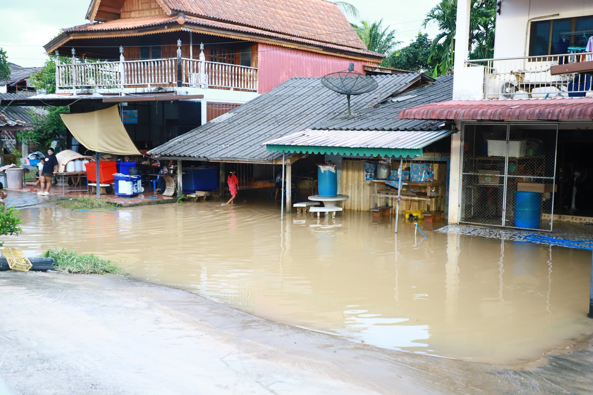 ผู้ว่าฯ ตรัง ลงพื้นที่ติดตามสถานการณ์น้ำ อ.วังวิเศษ หลังฝนตกหนักในพื้นที่ กำชับเร่งช่วยเหลือประชาชนและเฝ้าระวังต่อเนื่อง