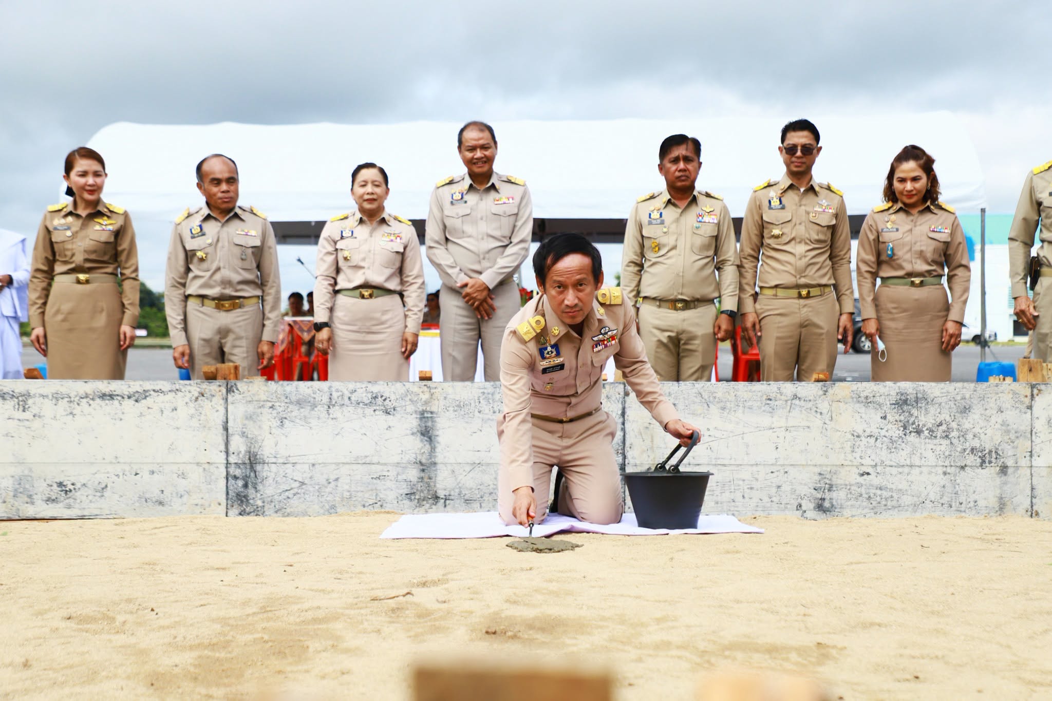 จังหวัดตรังประกอบพิธีบวงสรวงซุ้มถวายดอกไม้จันทน์ เนื่องในงานพระราชพิธีถวายพระเพลิงพระบรมศพฯ