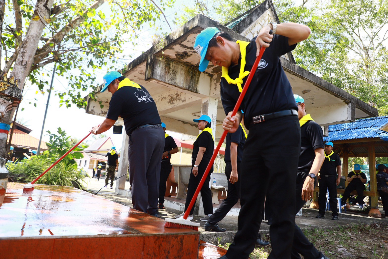 ผู้ว่าฯ ตรัง นำพสกนิกรทุกหมู่เหล่าร่วมกิจกรรมจิตอาสาพัฒนา เนื่องในวันคล้ายวันสวรรคต พระบาทสมเด็จพระจุลจอมเกล้าเจ้าอยู่หัว ณ วัดควนโพธิ์ อ.ย่านตาขาว