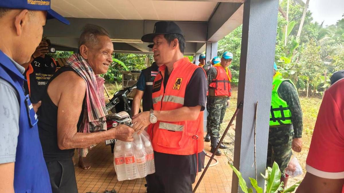 ผู้ว่าฯ ตรัง ลงพื้นที่ อ.ปะเหลียน ติดตามสถานการณ์น้ำ พร้อมมอบสิ่งของช่วยเหลือบรรเทาความเดือดร้อนประชาชน