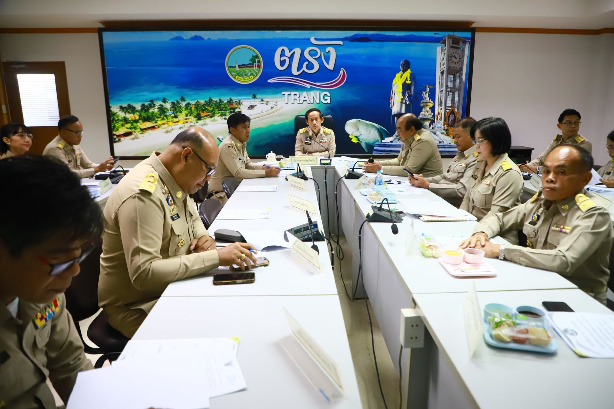 จังหวัดตรัง ประชุมหัวหน้าส่วนราชการสังกัดกระทรวงมหาดไทย เพื่อรับทราบข้อราชการสำคัญและติดตามการดำเนินงานในพื้นที่ กำชับนายอำเภอทุกพื้นที่ติดตามสถานการณ์น้ำอย่างใกล้ชิด