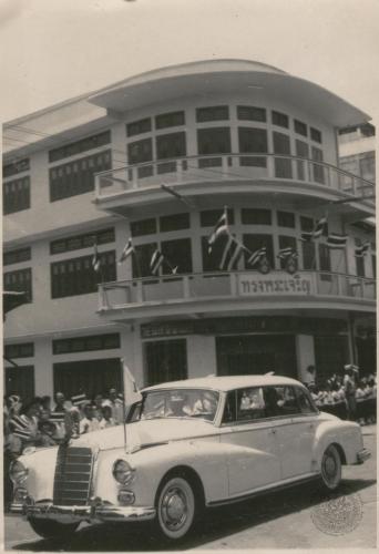 วันจันทร์ที่ ๑๖ มีนาคม พ.ศ. ๒๕๐๒ รถพระที่นั่งจาก อําเภอห้วยยอดมายังอําเภอเมืองตรัง กําลังผ่านถนนกันตัง (ภาพรับมอบจาก ผศ. ภิญโญ ตันพิทยคุปต์)