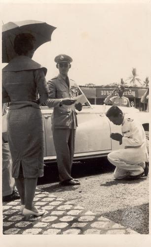 วันจันทร์ที่ ๑๖ มีนาคม พ.ศ. ๒๕๐๒ ทรงเยี่ยมราษฎรที่มาคอยเฝ้าฯ รับเสด็จ ณ บริเวณที่ว่าการอําเภอ ห้วยยอด  (ภาพรับมอบจากนายเกียรติ หิรัญวัฒน์ศิริ)