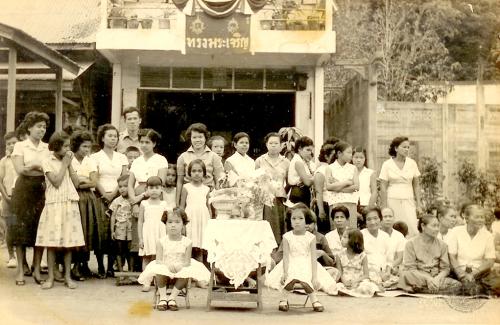 วันอังคารที่ ๑๗ มีนาคม พ.ศ. ๒๕๐๒ มีราษฎรเตรียมเฝ้าฯ รับเสด็จ และทูลเกล้าฯ ถวายของที่ระลึก บริเวณถนนพัทลุง ซึ่งเป็นเส้นทางเสด็จฯ บริเวณด้านหน้าบ้านนายเสถียร วีรวรรณ ปลัดอําเภอสิเกา (แต่งเครื่องแบบยืนกลาง) (ภาพรับมอบจากนางอาภา สัมพันธ์วิวัฒน์)