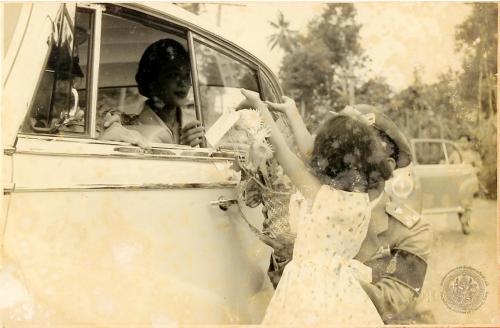 วันอังคารที่ ๑๗ มีนาคม พ.ศ. ๒๕๐๒ มีราษฎรเตรียมเฝ้าฯ รับเสด็จ และทูลเกล้าฯ ถวายของที่ระลึก บริเวณถนนพัทลุง ด้านหน้าบ้านนายเสถียร วีรวรรณ ปลัดอําเภอสิเกา ลูกหลานของบ้านนี้ได้ทูลเกล้าฯ ถวายช่อดอกไม้ (ภาพรับมอบจากนางอาภา สัมพันธ์วิวัฒน์)