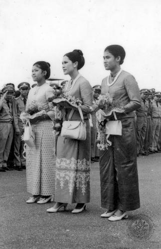 วันพุธที่ ๒๗ กันยายน พ.ศ. ๒๕๑๕ เสด็จฯ จังหวัดตรัง หลังจากทรงปฏิบัติพระราชกรณียกิจที่จังหวัดสุราษฎร์ธานี ทรงเยี่ยมราษฎรที่มาเฝ้าฯ รับเสด็จ บริเวณท่าอากาศยานจังหวัดตรัง จากนั้น ประทับเครื่องบินพระที่นั่งกลับกรุงเทพฯ (ภาพรับมอบจากนางมาลี แก้วละเอียด)