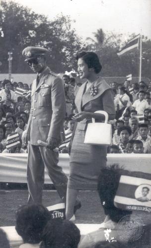 วันจันทร์ที่ ๑๖ มีนาคม พ.ศ. ๒๕๐๒ ทรงเยี่ยมราษฎรหน้าศาลากลางจังหวัดตรัง (ภาพรับมอบจากนายชัยวัฒน์ ดํารงศักดิ์)