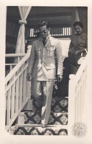 วันจันทร์ที่ ๑๖ มีนาคม พ.ศ. ๒๕๐๒ เสด็จฯ ลงจากที่ ว่าการอําเภอห้วยยอด เพื่อทรงเยี่ยมราษฎรที่มาคอยเฝ้าฯ รับเสด็จ  (ภาพรับมอบจากนายเกียรติ หิรัญวัฒน์ศิริ)