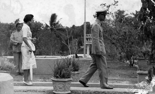 เช้าวันอังคารที่ ๑๗ มีนาคม พ.ศ. ๒๕๐๒ เสด็จฯ ไปยังหน้าจวนผู้ว่าราชการจังหวัดตรัง ซึ่งเป็นที่ประทับแรม ก่อนเสด็จฯ จังหวัดพัทลุง  (ภาพรับมอบจากนางประไพ จิรจินดากุล)