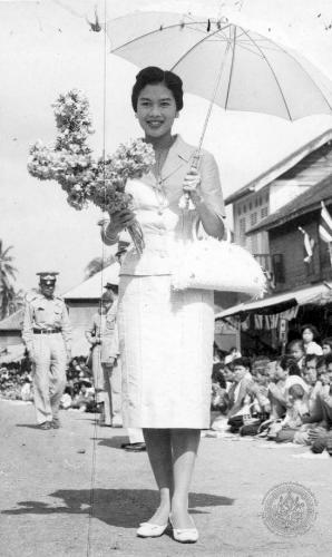 วันอังคารที่ ๑๗ มีนาคม พ.ศ. ๒๕๐๒ ทรงเยี่ยมราษฎรตำบลนาโยงเหนือ ระหว่างทางเสด็จฯ ไปยังจังหวัดพัทลุง มีผู้ทูลเกล้าฯ ถวายช่อดอกศรีตรัง (ภาพรับมอบจากนางสาวสุวภา เกียรติวานิช)