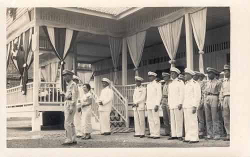 วันจันทร์ที่ ๑๖ มีนาคม พ.ศ. ๒๕๐๒ หม่อมหลวงอัมพร สนิทวงศ์ นายอําเภอห้วยยอด และข้าราชการ เตรียมรับเสด็จฯ ณ ที่ว่าการอําเภอห้วยยอด  (ภาพรับมอบจากนายเกียรติ หิรัญวัฒน์ศิริ)