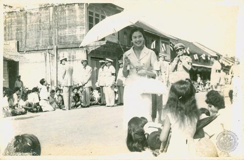 วันอังคารที่ ๑๗ มีนาคม พ.ศ. ๒๕๐๒ ทรงเยี่ยมราษฎรตำบลนาโยงเหนือ ระหว่างทางเสด็จฯไปยังจังหวัดพัทลุง (ภาพรับมอบจากนางสาววารี มะลิแก้ว)
